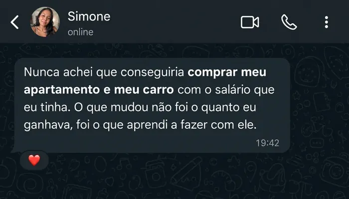 Mensagem de Simone: nunca achei que conseguiria comprar meu apartamento e meu carro com o salário que eu tinha. O que mudou não foi o quanto eu ganhava, foi o que aprendi a fazer com ele.